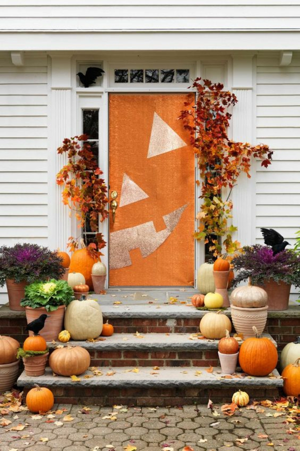 halloween türdeko ideen spray benutzen bemalen lustig dekorieren