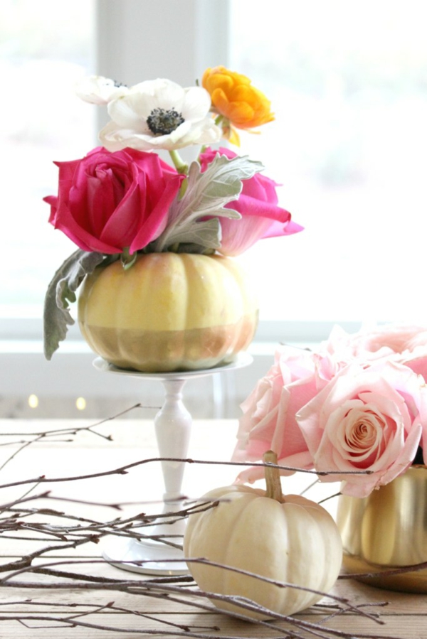 herbstliche Tischdekoration basteln DIY Kürbis Vase mit Rosen