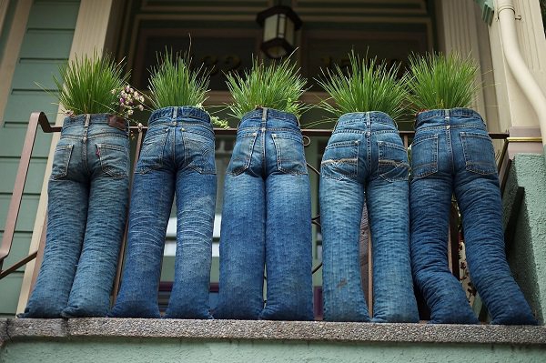 kreativen Sichtschutz basteln Jeanshosen mit Erde und Pflanzen
