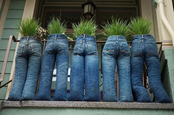 lustige Idee für kreativen Sichtschutz aus Jeanshosen erstellen mit Erde und Pflanzen füllen