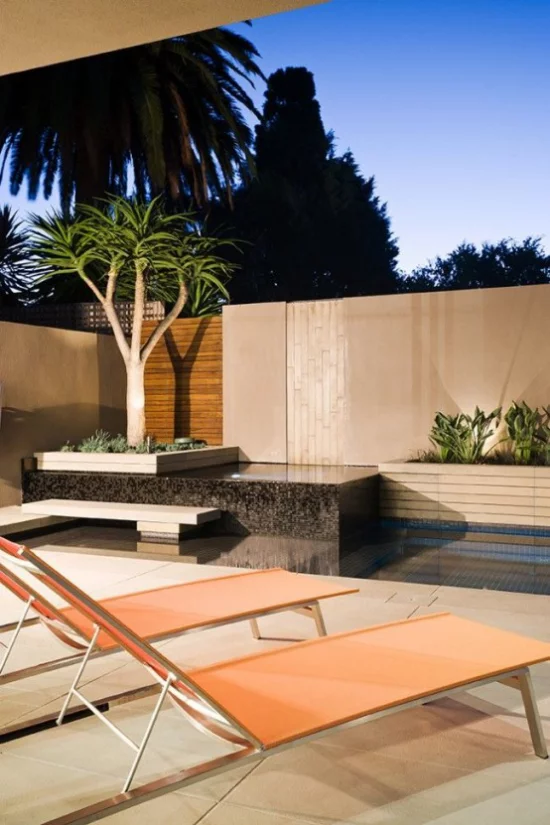 minimalistische Terrassengestaltung Inspirationsquelle klare Linien warme Farben zwei Liegen kleiner Pool