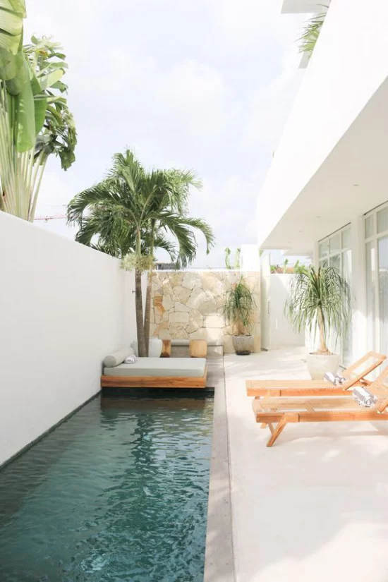 minimalistische Terrassengestaltung Steinwand kleiner Pool vollkommene Ruhe genießen