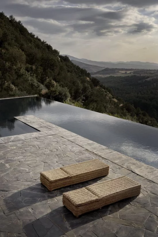 minimalistische Terrassengestaltung herrliche Aussicht See Terrasse mit Steinplatten zwei Liegen berge in der Ferne