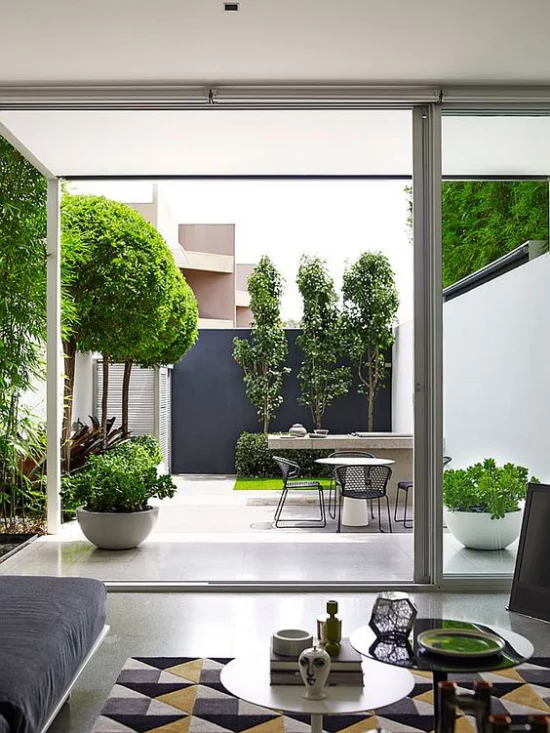 minimalistische Terrassengestaltung Übergang zwischen drinnen und draußen verschwommen