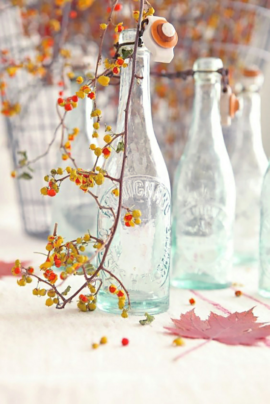 minimalistische herbstdeko ideen beeren glasflasche