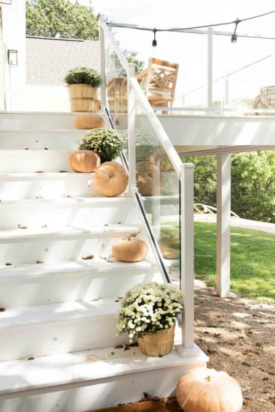 minimalistische herbstdeko ideen treppe