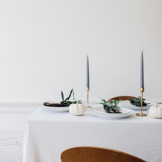 minimalistische tischdeko herbst olivenblätter weiße kürbisse