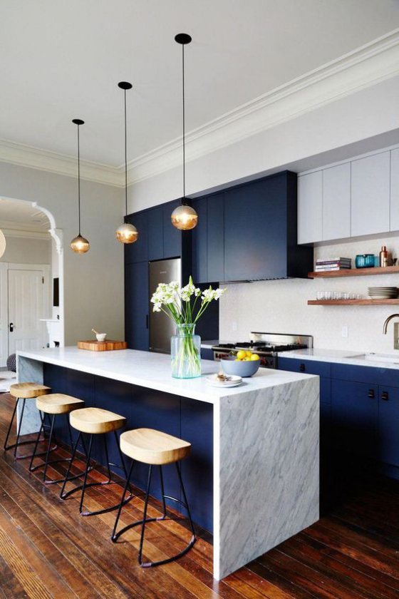 moderne Küche Kücheninsel aus weißem Marmor marineblaue Küchenschränke toller Farbkontrast