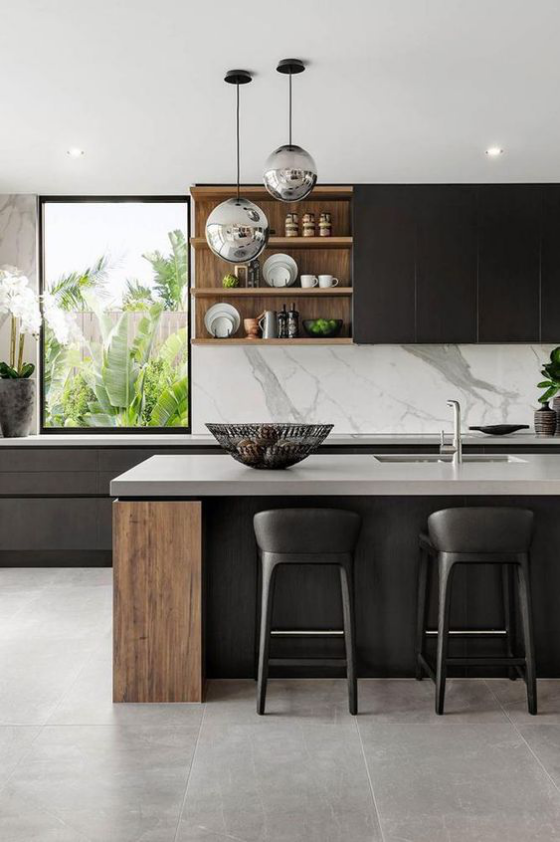 moderne Küche Marmor an der Küchenrückwand schwarze Schränke helles Holz graue Bodenplatten