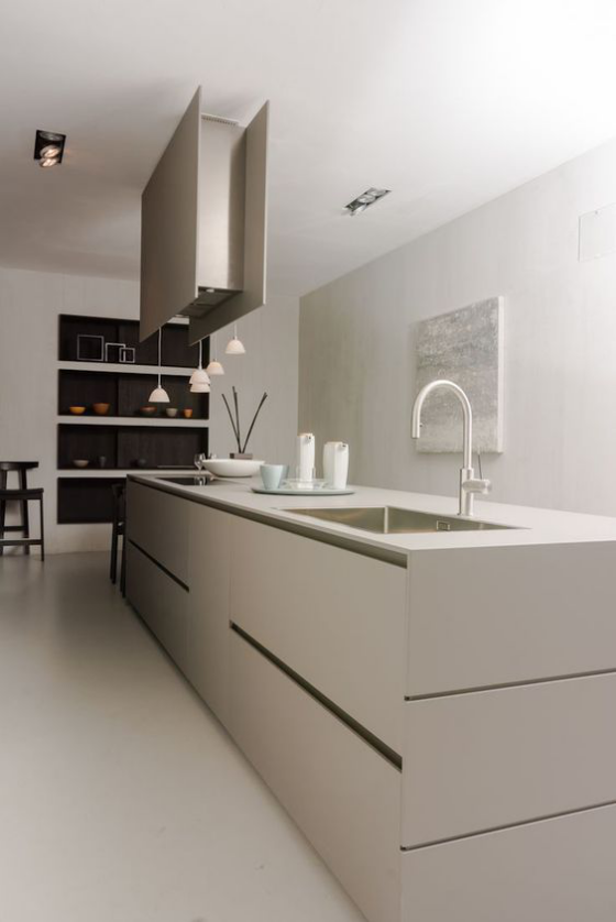 moderne Küche Minimalismus Küchendesign in Grau-Beige keine Schränke große Kücheninsel hängendes Regal