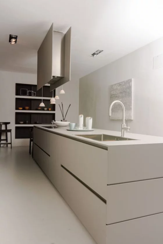 moderne Küche Minimalismus Küchendesign in Grau-Beige keine Schränke große Kücheninsel hängendes Regal