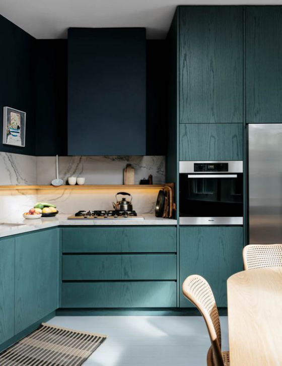 moderne Küche aquamarin marineblau und weißer Marmor bilden hier das Farbschema