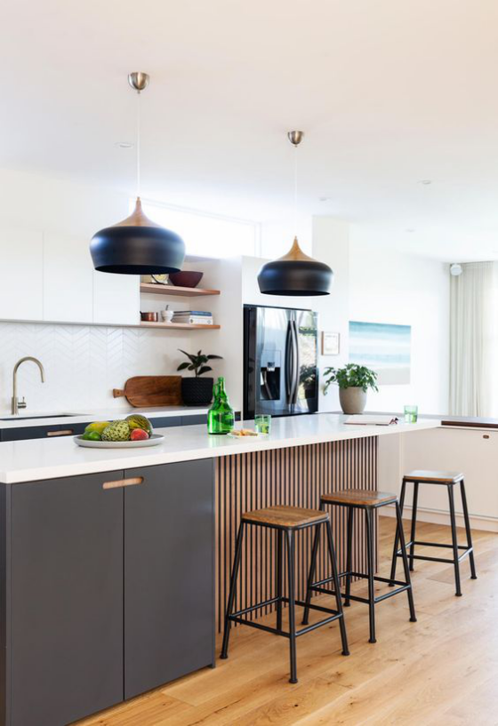 moderne Küche auffälliges Design Farbkontraste Weiß Schwarz braune Holzplatten schwarze Hängelampen