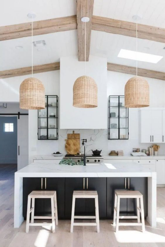 moderne Küche gemütliche Raumatmosphäre Holzbalken Hängeleuchten über der weißen Kücheninsel