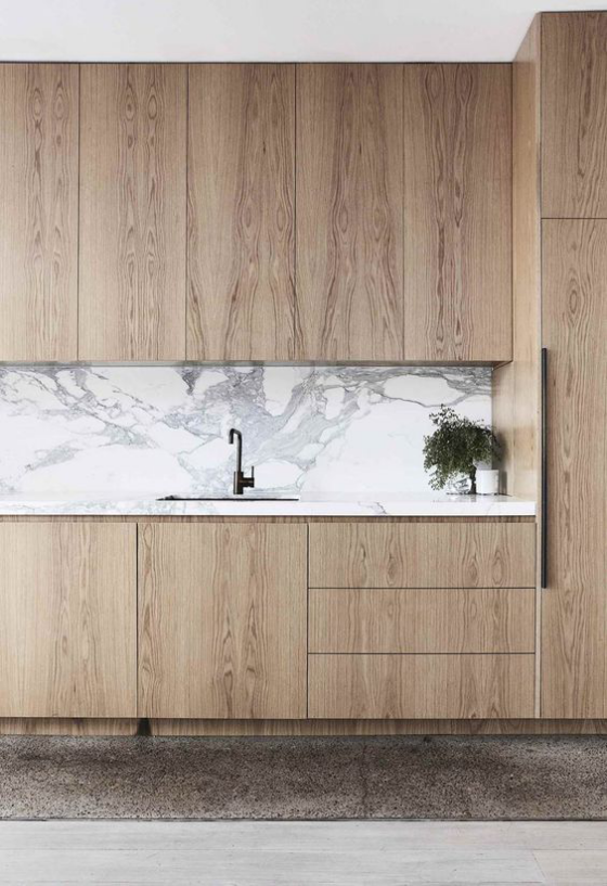 moderne Küche hellgrauer Marmor hellgebeiztes Holz perfekte Kombination Küchenrückwand Schränke