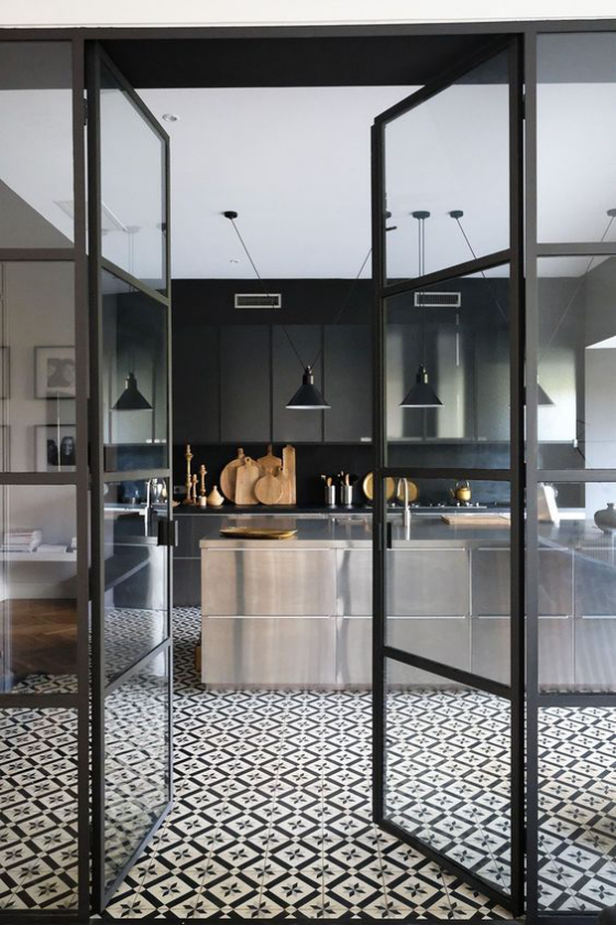 moderne Küche hinter Glastüren Design in Schwarz und Weiß Kontraste schaffen