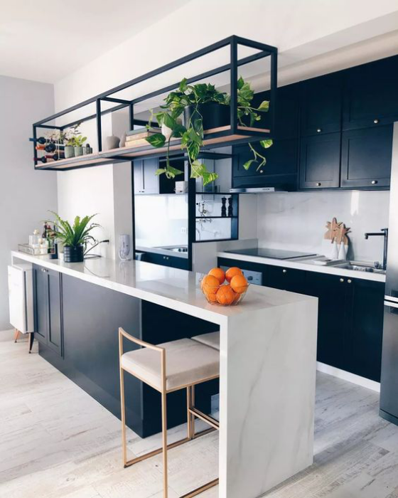 moderne Küche hängendes Regal über der Kücheninsel Grünpflanzen frische Note ins Küchendesign bringen