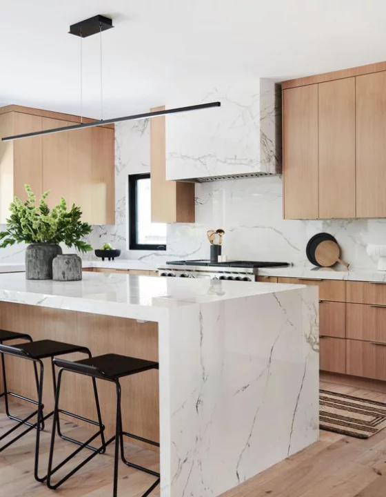 moderne Küche klare geometrische Formen Kücheninsel weißer Marmor viel helles Holz tolle Kombination