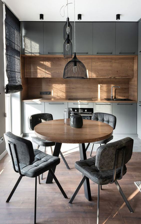 moderne Küche kleiner Raum Grau und helles Holz dominieren Fensterrollos runder Tisch bequeme Stühle