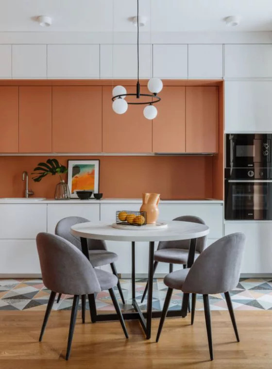 moderne Küche neutrale Farben viel Wärme Ocker runder Tisch bequeme graue Stühle Gemütlichkeit pur