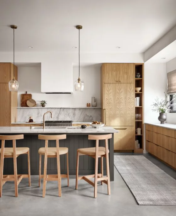 moderne Küche viel helles Holz Grau und Weiß schickes Küchendesign Kücheninsel Hängelampen Hocker