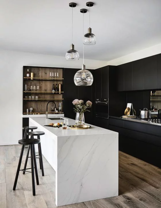 moderne Küche weiße Kücheninsel schwarze Schränke ffektvoller Farbkontrast stilvolles Küchendesign