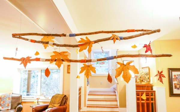 natürliche Deko-Ideen Herbstdeko Herbstblätter aufhängen