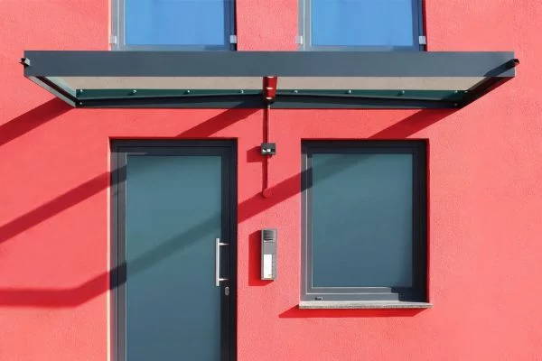 rote Wandgestaltung Glasvordach