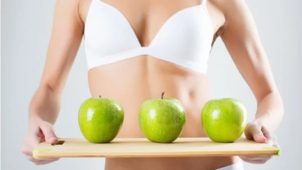 Äpfel essen - gesunde Ernährung am Bauch abnehmen