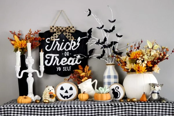 Basteln mit Holzscheiben zum Halloween – kinderleichte DIY Ideen und Anleitung halloween deko arrangement