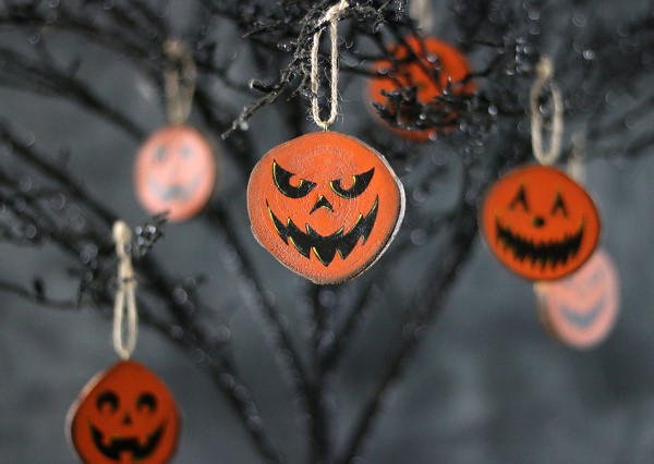 Basteln mit Holzscheiben zum Halloween – kinderleichte DIY Ideen und Anleitung jack o laternen ornamente baum