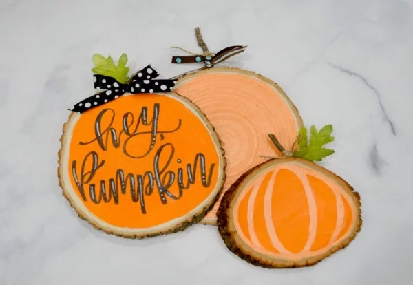 Basteln mit Holzscheiben zum Halloween – kinderleichte DIY Ideen und Anleitung kürbis deko ideen