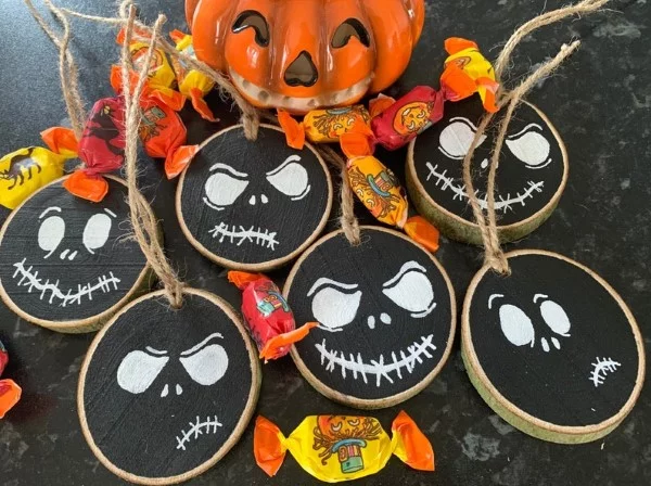 Basteln mit Holzscheiben zum Halloween – kinderleichte DIY Ideen und Anleitung tim burton skelett diy