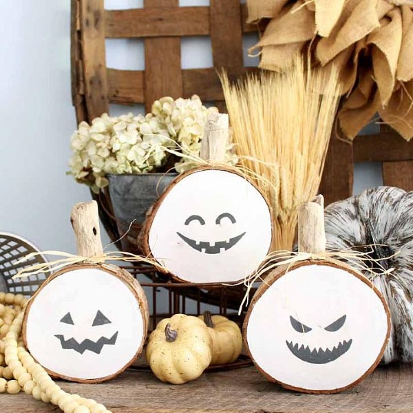 Basteln mit Holzscheiben zum Halloween – kinderleichte DIY Ideen und Anleitung weiße kürbis ideen jack o lantern