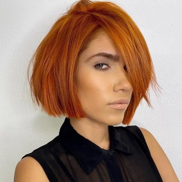 Copper Haarfarbe Jawline Bob bis Kieferpartie geschnitten junge Frau etwas frecher Look 