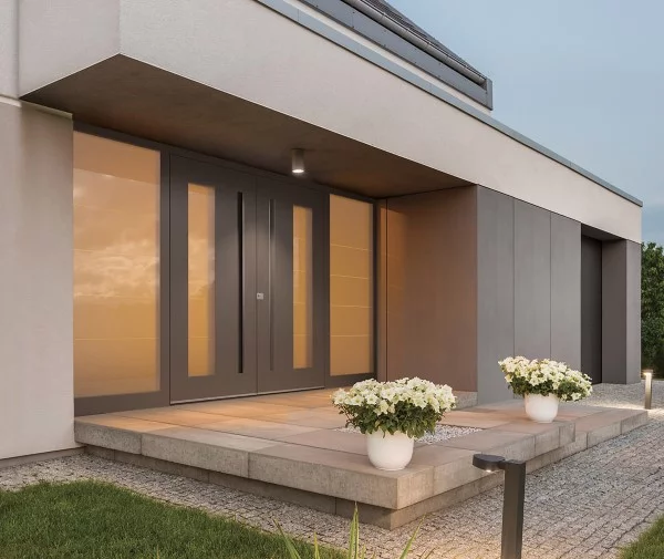 Designer Haustüren – wichtige Kaufkriterien und andere Tipps für Hausbesitzer vorgarten tür seitenteile glas