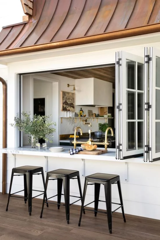 Faltfenster moderne Fensterkonstruktion beim Kochen direkten Kontakt mit dem Außenbereich haben