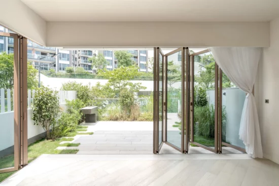Faltfenster moderne Fensterkonstruktion geöffnete Glastüren im Sommer lange an der frischen Luft bleiben