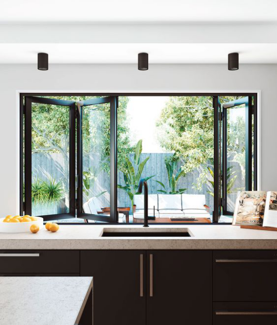 Faltfenster moderne Fensterkonstruktion in der Küche Blick auf die Veranda Sitzgruppe draußen nahtloser Übergang