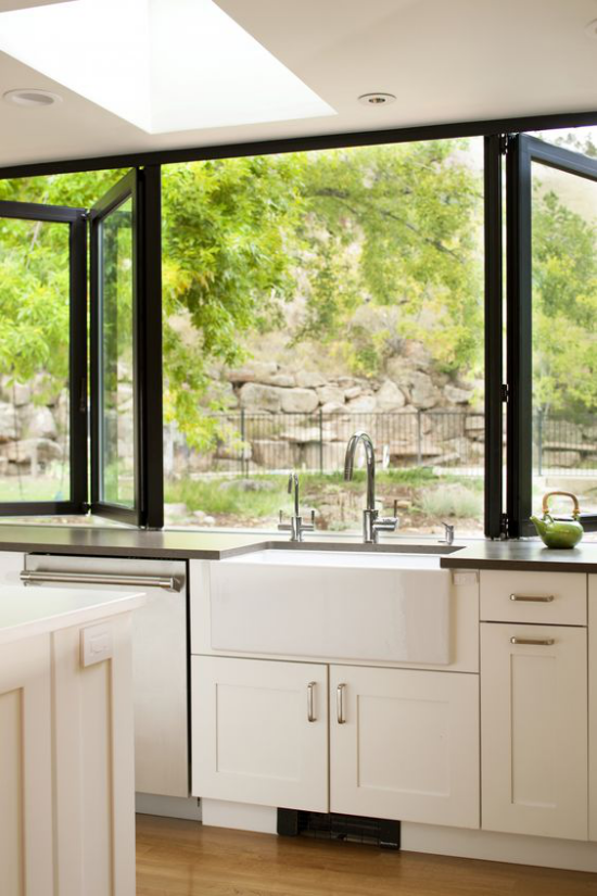 Faltfenster moderne Fensterkonstruktion in der Küche großartige Option den Innenraum nach außen zu öffnen