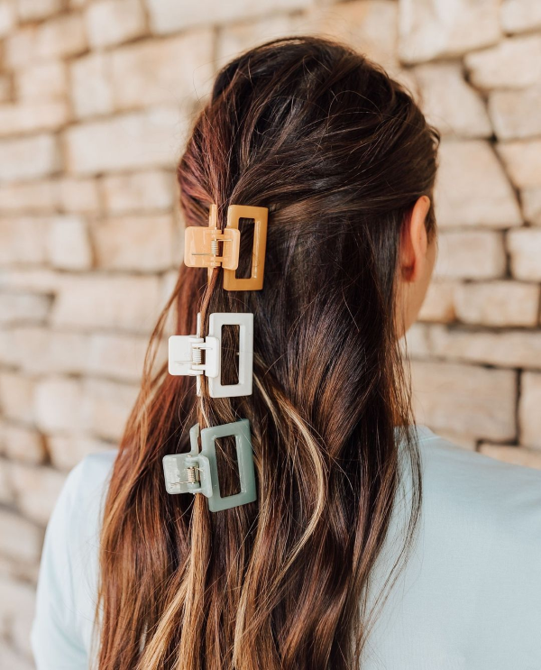 Frisuren mit Haarklammer – elegante Styling Ideen aus den 90er Jahren lange haare drei claw clips