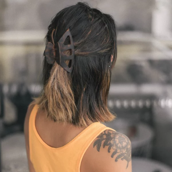 Frisuren mit Haarklammer – elegante Styling Ideen aus den 90er Jahren matte claw clip haarfarbe