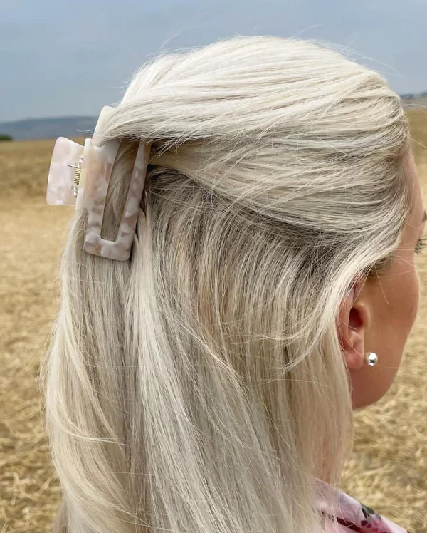 Frisuren mit Haarklammer – elegante Styling Ideen aus den 90er Jahren stein optik marmor weiß