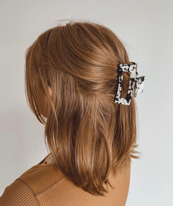 Frisuren mit Haarklammer – elegante Styling Ideen aus den 90er Jahren tiermuster animal print