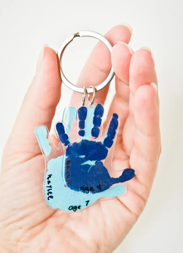 Geschenk für Opa basteln mit Kindern – liebevolle Ideen und 2 einfache DIY Anleitungen schlüssel anhänger kinder hände schrumpffolie