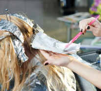 Haare aufhellen mit Bleiche – Risiken, Pflegetipps und Styling Ideen