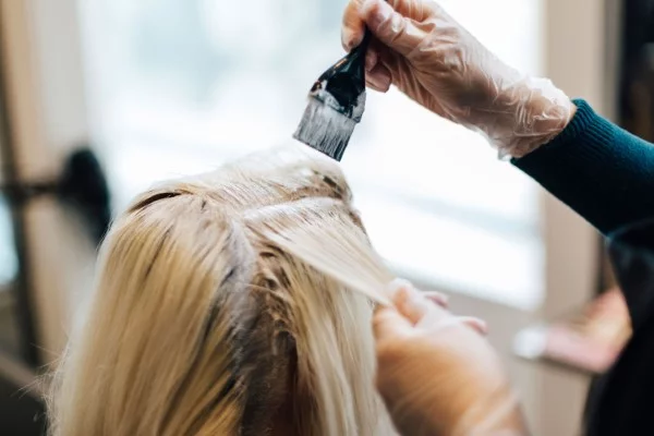 Haare aufhellen mit Bleiche – Risiken, Pflegetipps und Styling Ideen haare beim friseur bleichen und färben