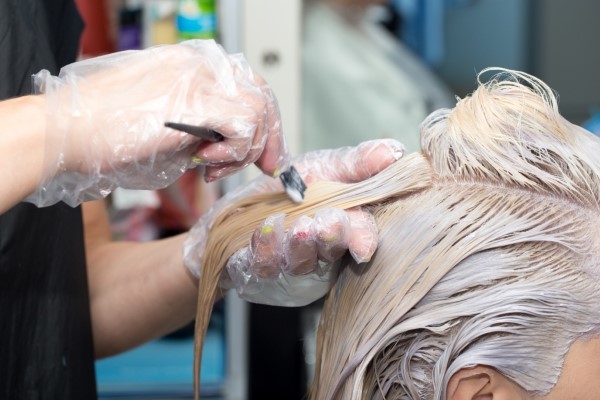 Haare aufhellen mit Bleiche – Risiken, Pflegetipps und Styling Ideen haare bleichen lassen