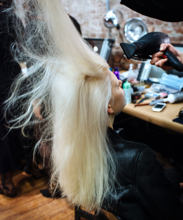 Haare aufhellen mit Bleiche – Risiken, Pflegetipps und Styling Ideen lange haare hellblond bleichen