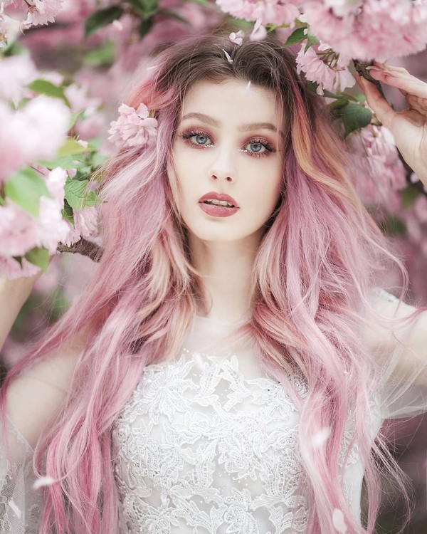 Haare aufhellen mit Bleiche – Risiken, Pflegetipps und Styling Ideen pastellfarben trend rosa